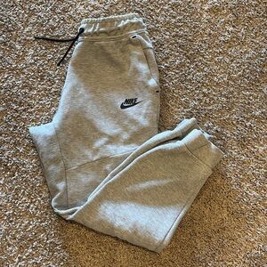 Big boys’s large Nike Tech pants